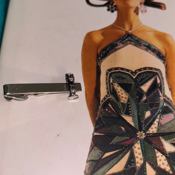 👸 ♟️ VTG Shields Knight Chess Piece queen  Necktie Tie Clip Bar Gold Tone - Picture 2 of 3